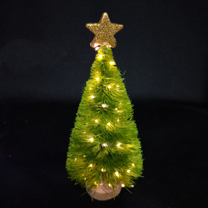 圣诞绿色迷你树，带有弦灯 +木盆地 +闪光的顶级星星