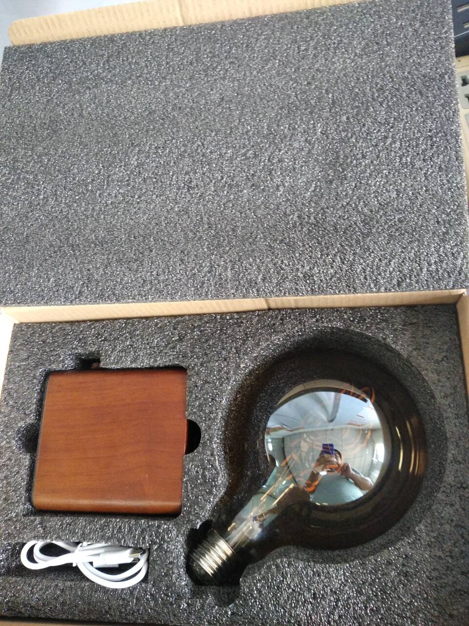 25厘米深褐色的基础LED灯，带有Labubu主题的灯具和内置储物插槽，包括C型可充电电池