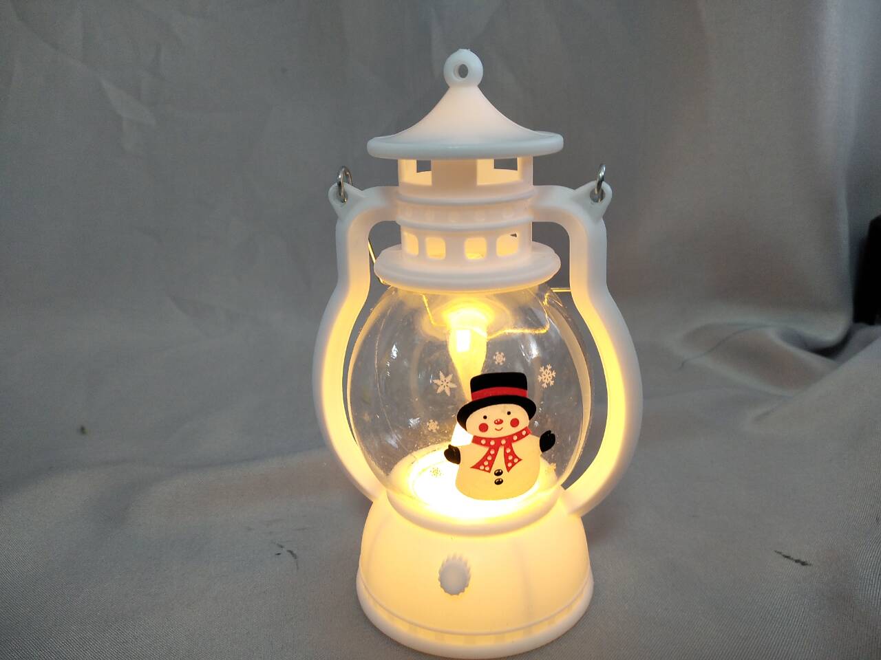 以雪人为主题的桌子装饰（7.5×5.5×13cm），纽扣电池供电的LED灯，舒适的冬季假期口音