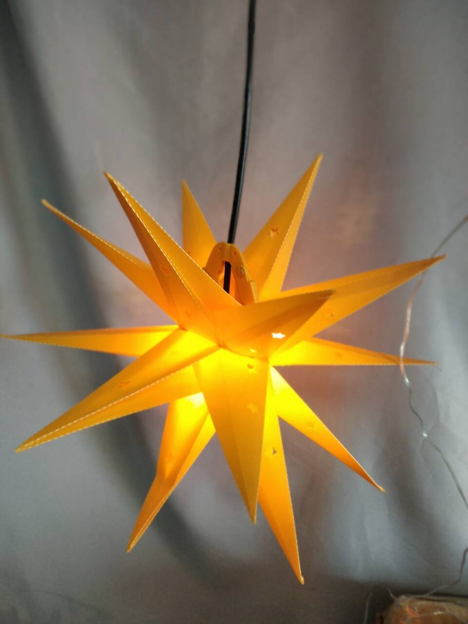 40厘米的黄色可折叠塑料爆炸星光 - 可折叠的设计，易于存放和便携式装饰照明