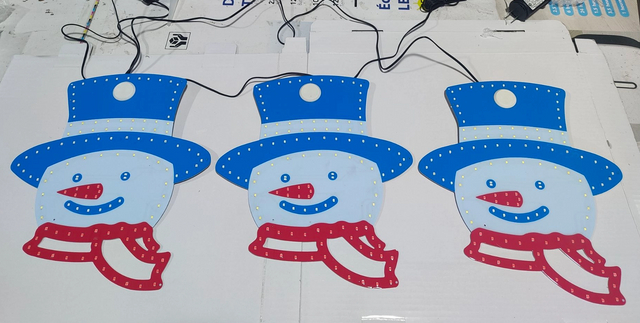 一组3个铝制雪人装饰 - 每个27×30cmh，带有375 LED（蓝色/红色/白色），可充满活力的冬季和假期照明