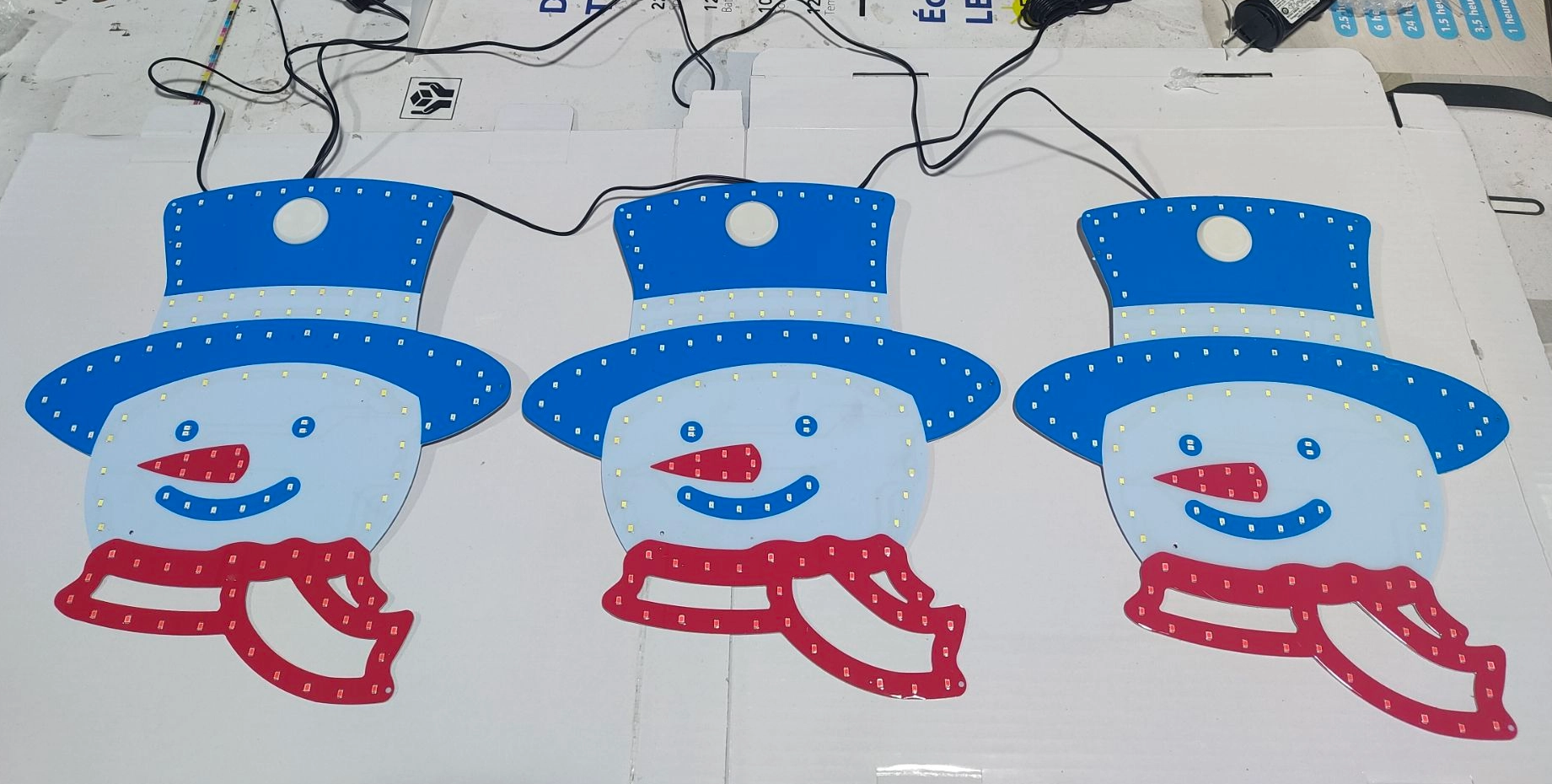 一组3个铝制雪人装饰 - 每个27×30cmh，带有375 LED（蓝色/红色/白色），可充满活力的冬季和假期照明