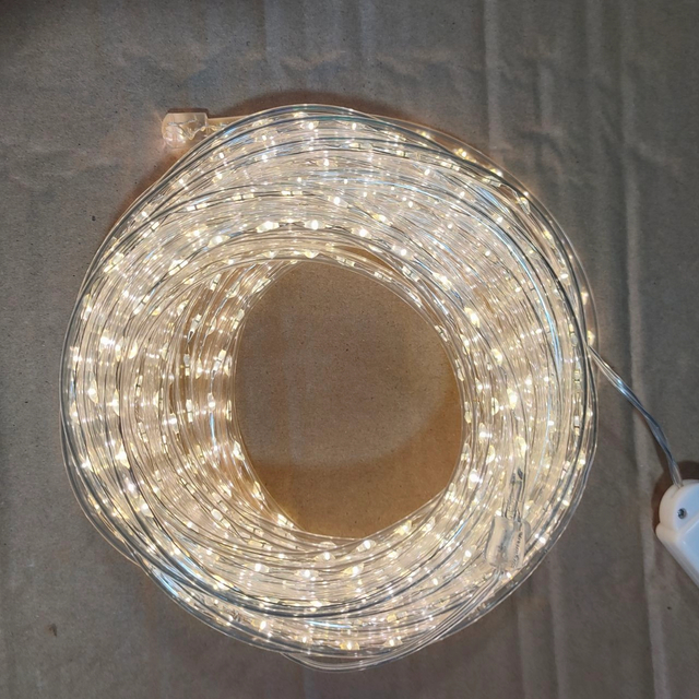 10mφ5.5毫米透明管子基的银色铜线LED弦灯 - 740暖白色LED，1.4厘米的间距，用于优雅的环境照明