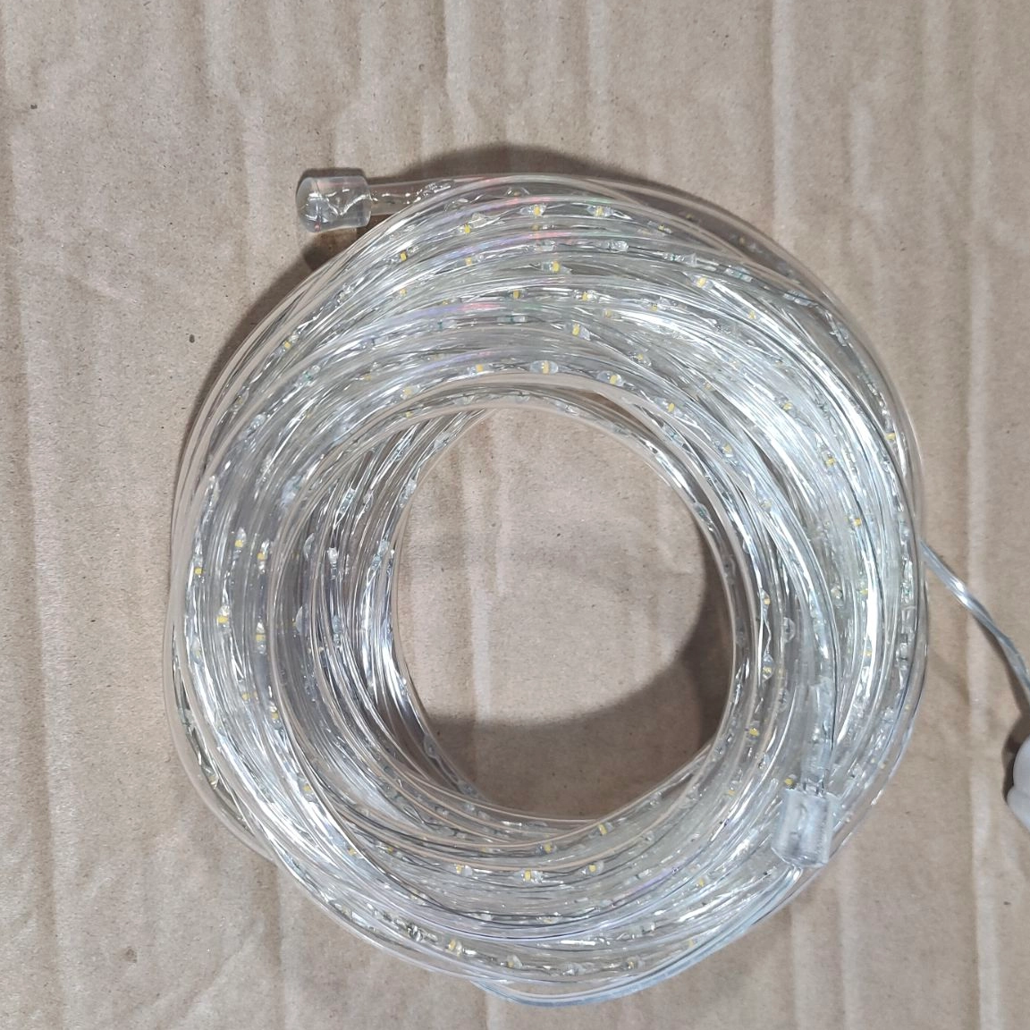 10mφ5.5毫米透明管子基的银色铜线LED弦灯 - 740暖白色LED，1.4厘米的间距，用于优雅的环境照明