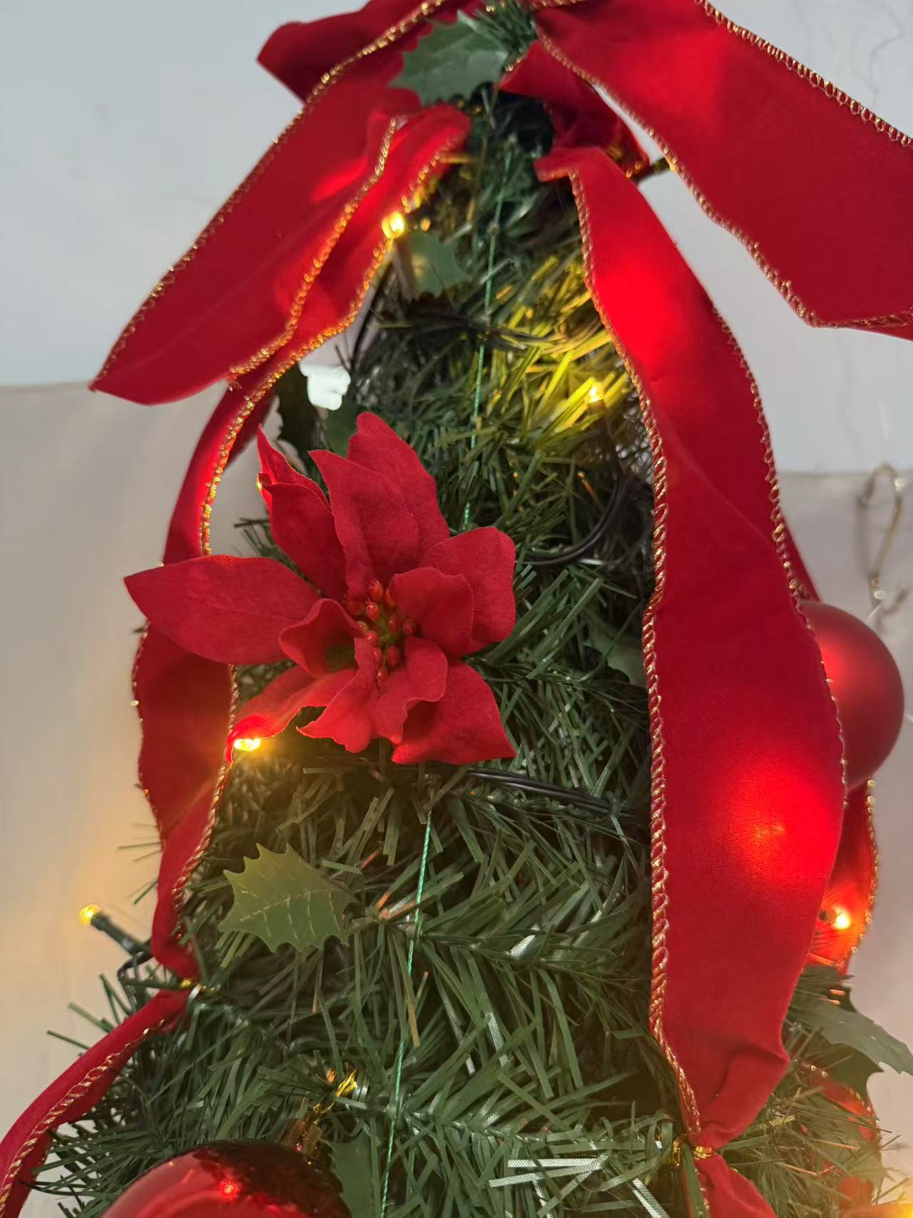 15m半壁圣诞树（红色PVC分支）| 60厘米宽度| 3层金属框架（7厘米壁挂式 + 3×27厘米支撑杆）| LED 100 LED F5温暖的白灯（2700K，5lm/light）| 10m铜线（IP44 Wate