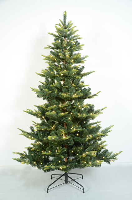 绿色平原圣诞树带弦灯