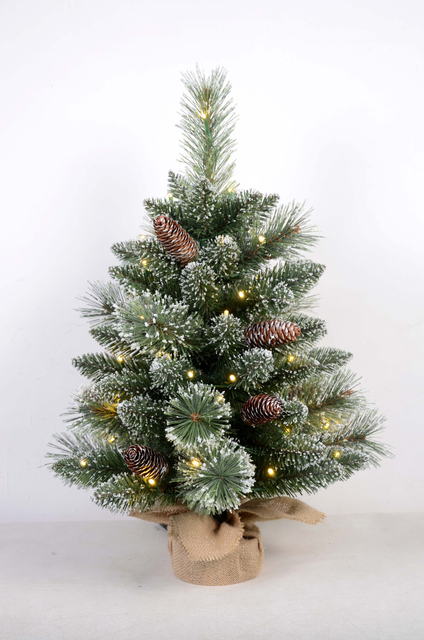 绿色的圣诞树，带有松果和弦灯 +羊群