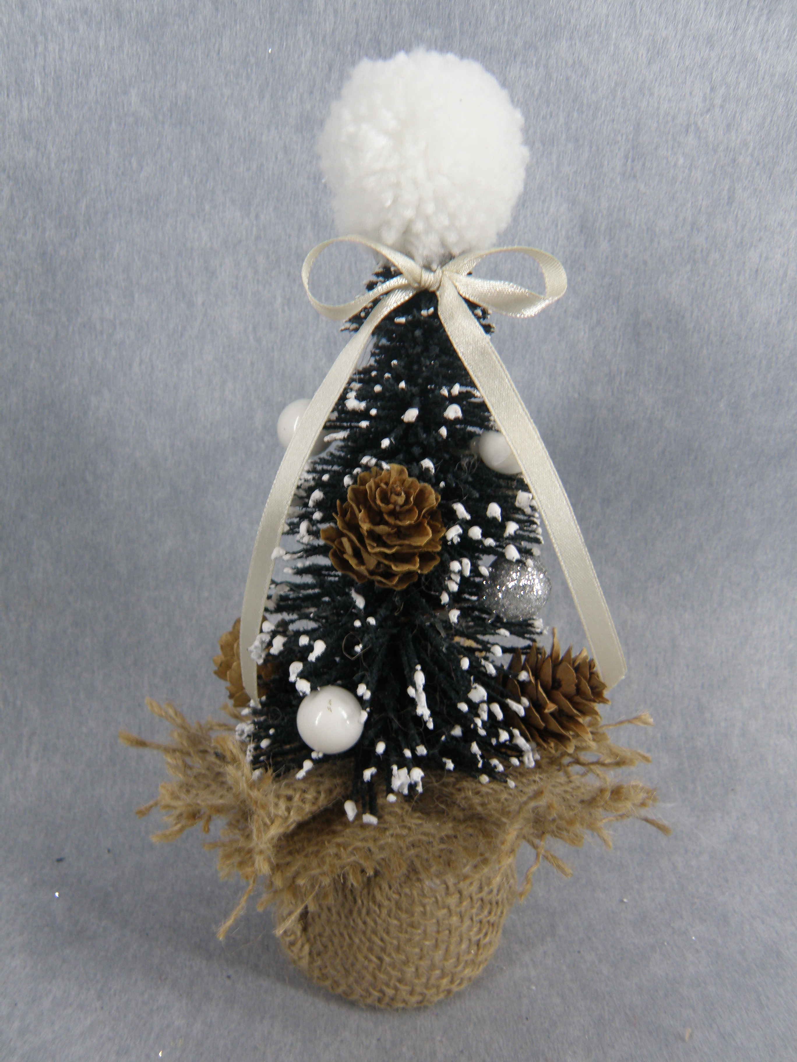 圣诞绿色迷你树，顶部的棉球 +白色羊底锅 +彩色球/松锥/叶