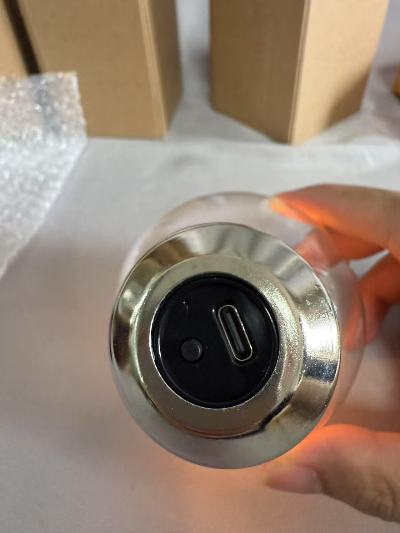  “微笑”字母LED灯泡具有独特的灯丝设计，包括C型可充电电池，便携式装饰照明