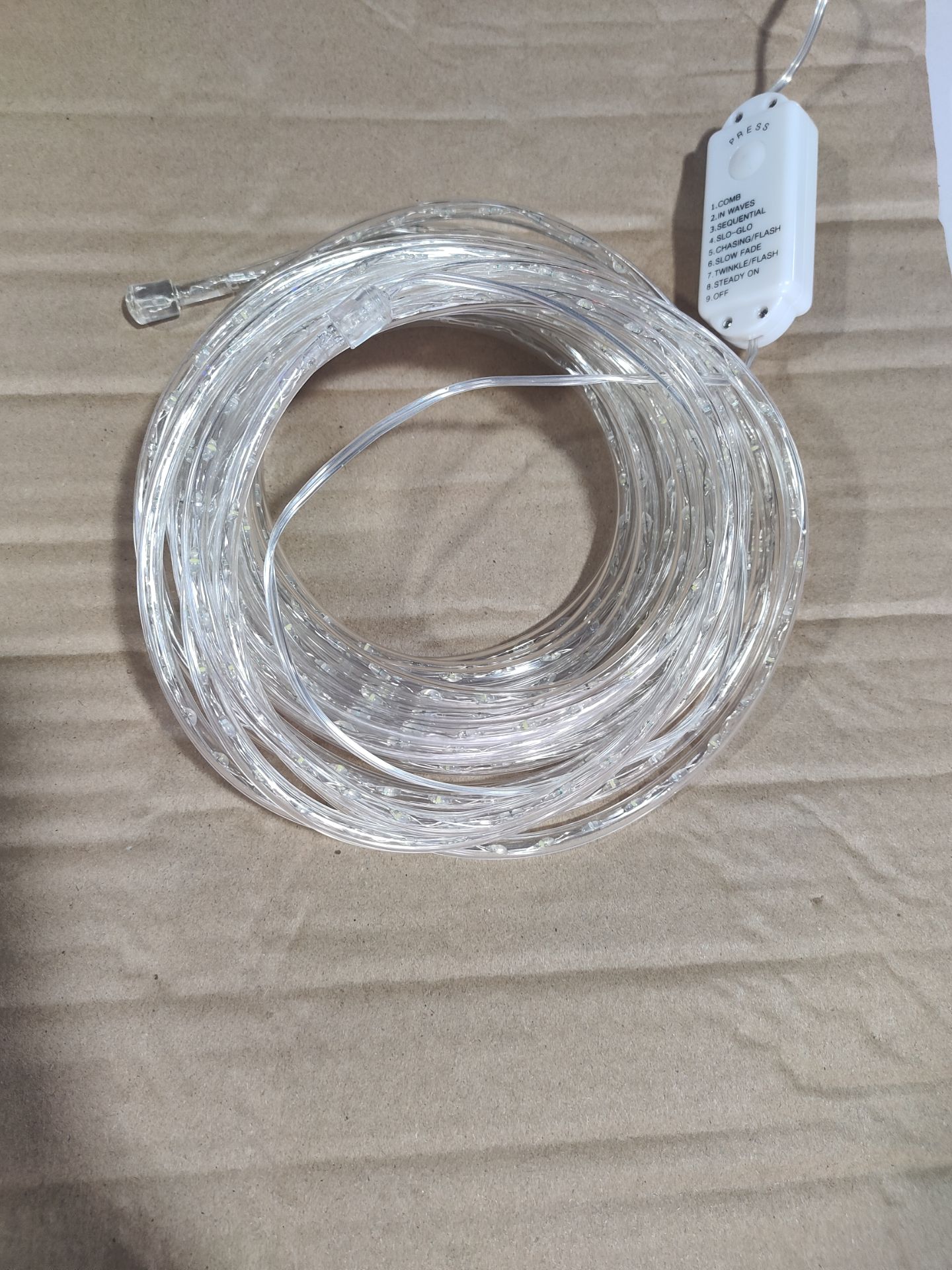 100m透明管子的银色铜线LED弦灯 - 740蓝白色LED，带有1.4厘米的间距，适用于充满活力的室内/室外装饰照明