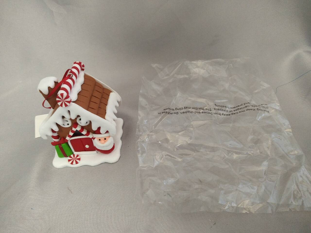 手工制作的圣诞节圣诞老人和礼品盒小屋装饰品，带有温暖的白色LED灯| 6.5×6×8cm迷你照明装饰