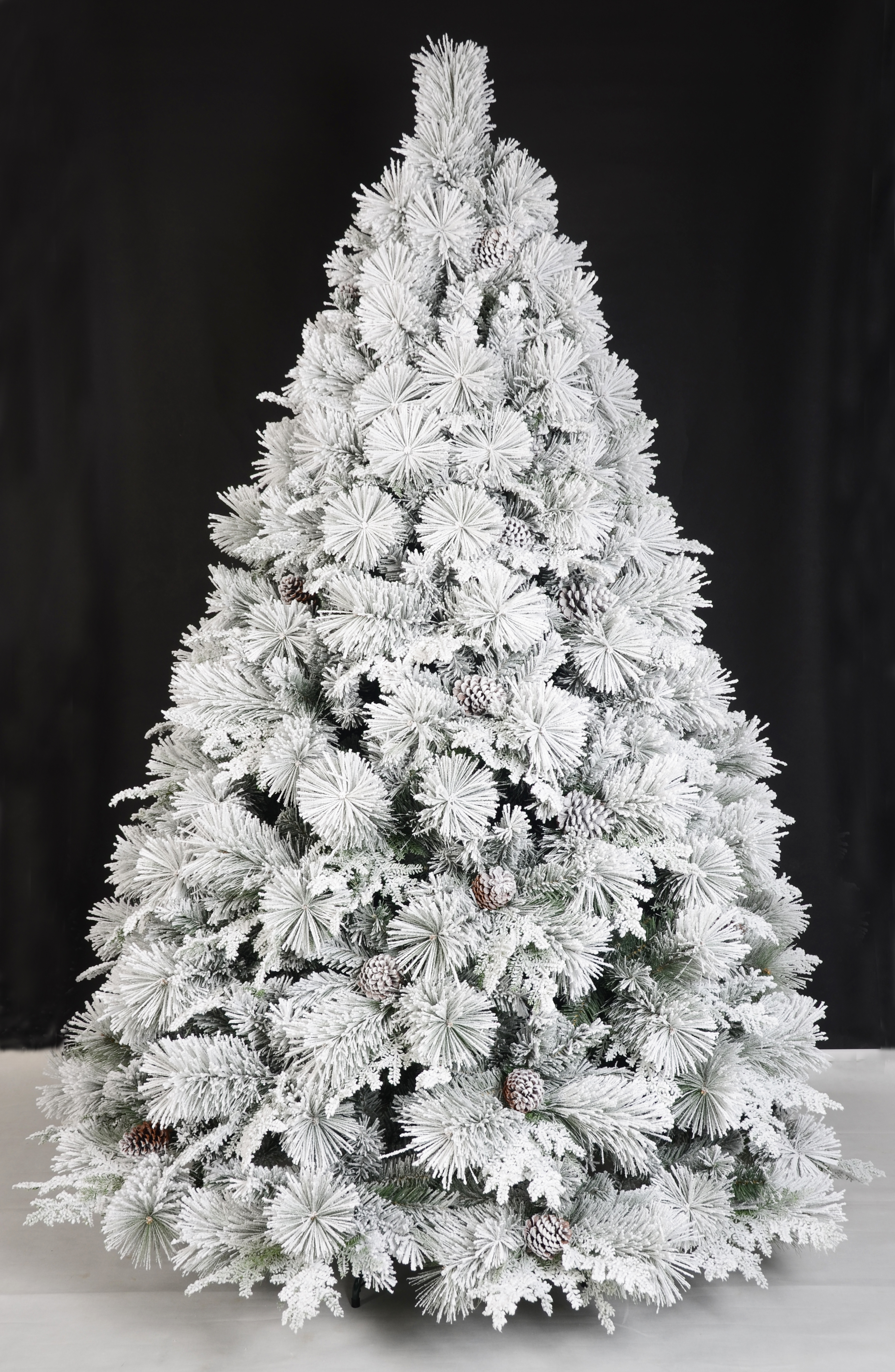 普通的绿色圣诞树与松锥 +羊群