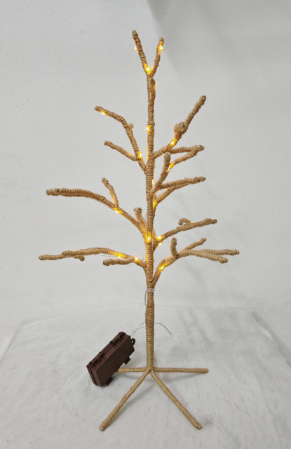 用大麻绳包裹的枯萎的树枝灯