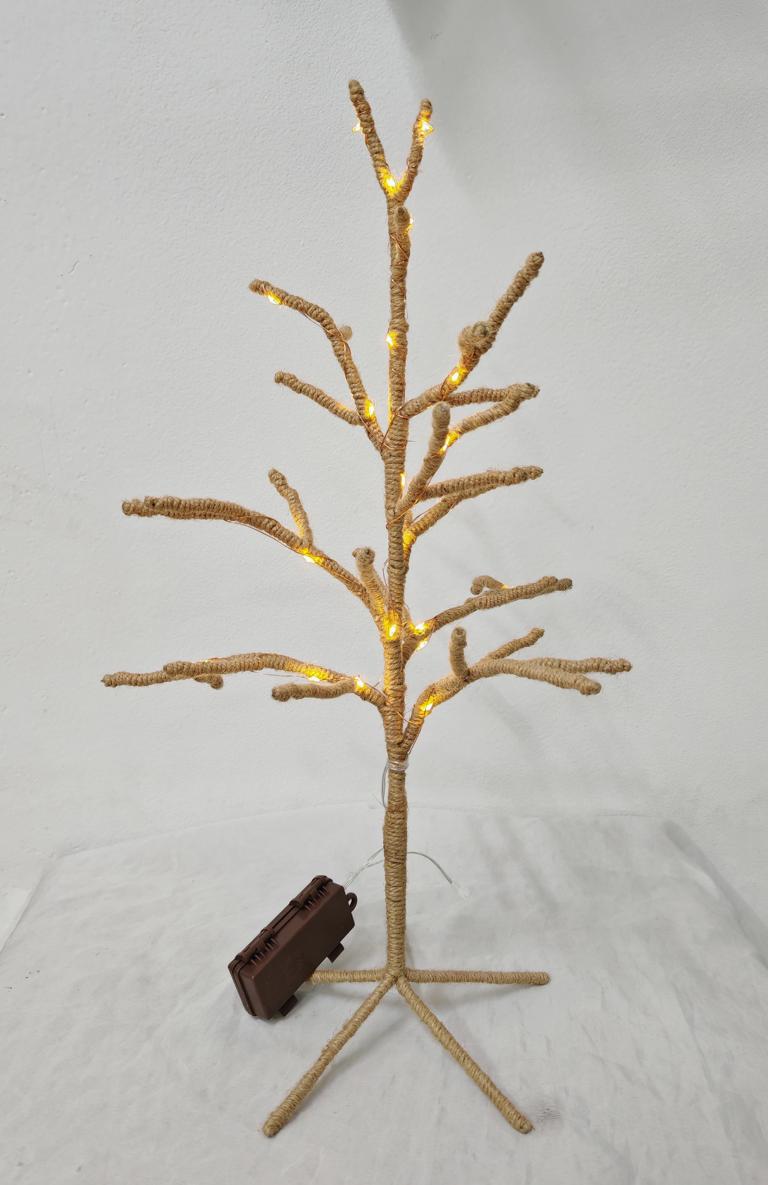 用大麻绳包裹的枯萎的树枝灯